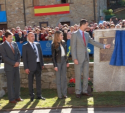 Don Felipe en presencia de Doña Letizia descubre la Placa Conmemorativa de Teverga como Pueblo Ejemplar